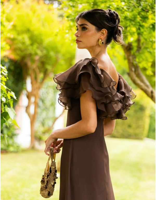 Vestido largo marrón con escote bardot y mangas de organza 2