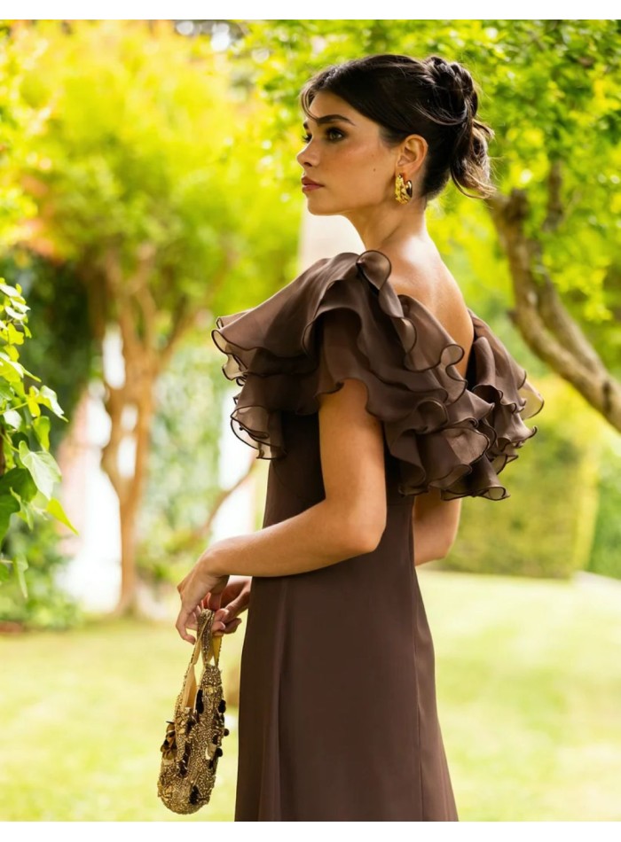 Robe longue marron à encolure bardot et manches...