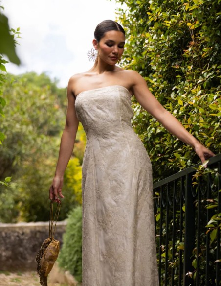 Vestido largo marfil bordado palabra de honor para invitada