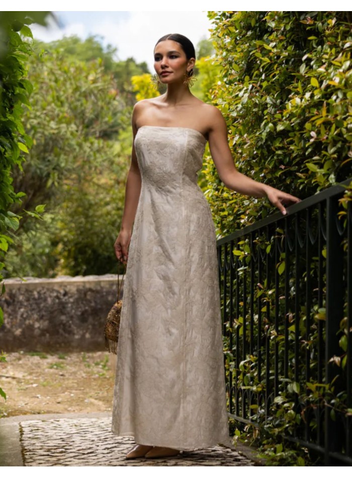Vestido largo en color marfil bordado palabra de honor