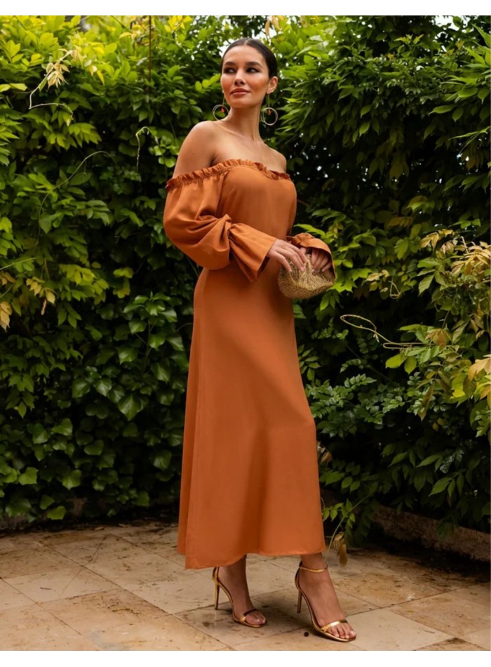 Vestido midi naranja ocre con escote bardot y mangas abullonadas