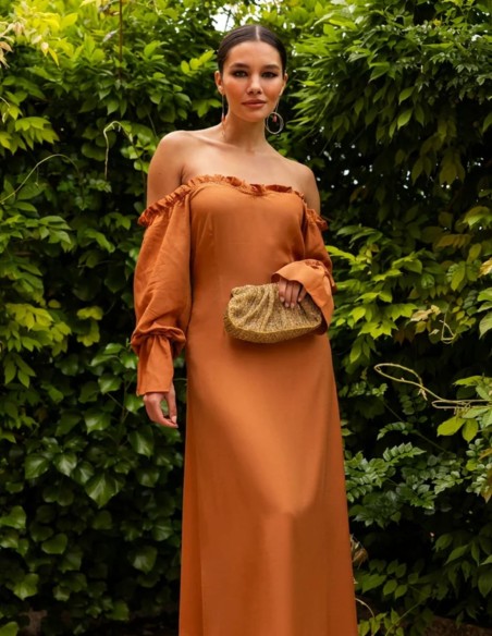 Vestido midi para invitada naranja ocre con escote bardot y mangas abullonadas