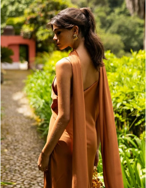 Vestido largo naranja ocre con escote asimétrico y chal 2