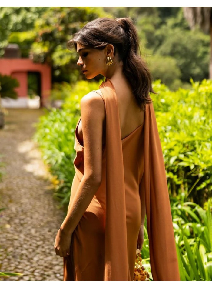 Robe midi orange ocre à encolure asymétrique et...