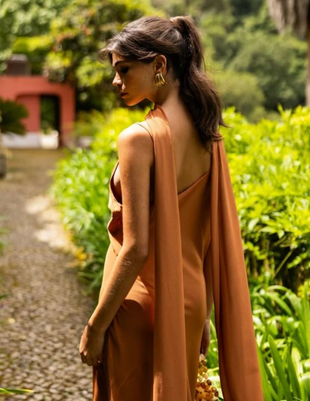 Robe midi orange ocre à encolure asymétrique et châle