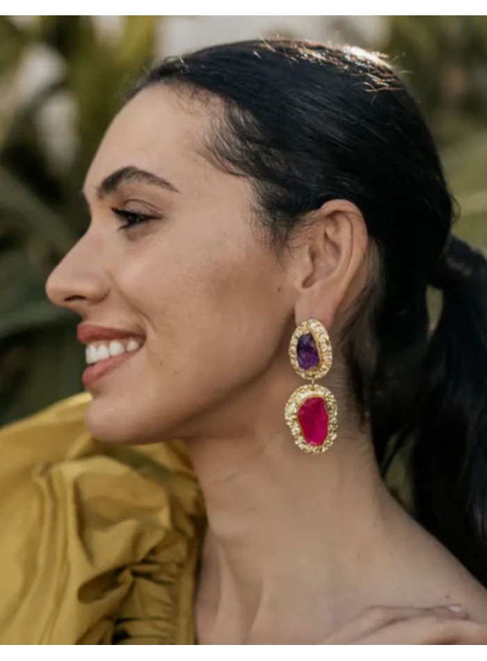 Pendientes dorados bañados en oro con piedras rosa y morado