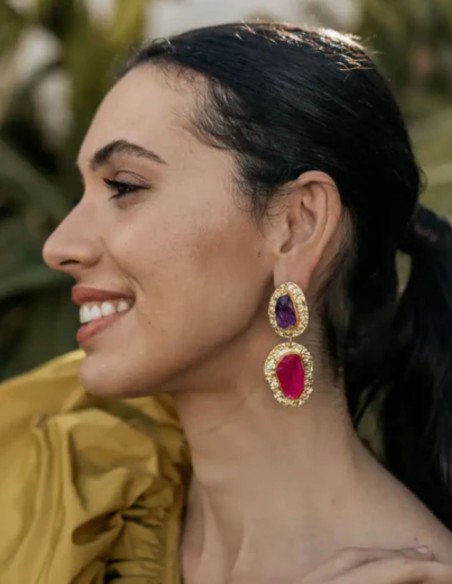 Pendientes dorados bañados en oro con piedras rosa y morado