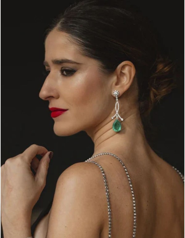 Pendientes plateados con piedra verde en forma de gota