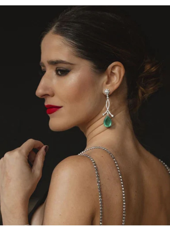 Pendientes plateados con piedra verde en forma de gota