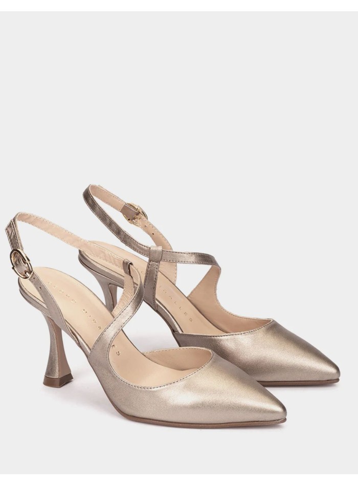 Zapato de tacón con punta en tono metálico