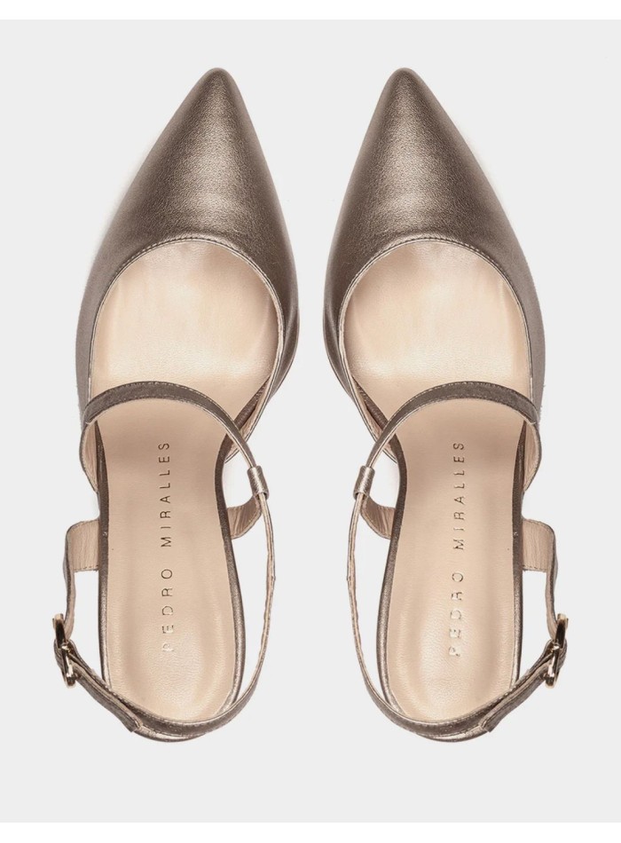 Metallic-toned pointed-toe high-heeled shoe