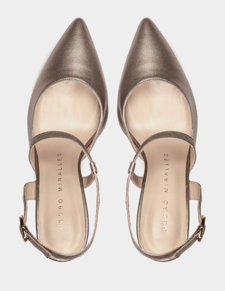 Metallic-toned pointed-toe high-heeled shoe