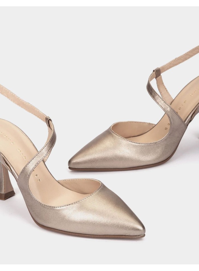 Zapato de tacón con punta en tono metálico