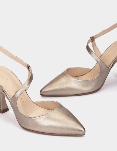 Zapato de tacón con punta en tono metálico