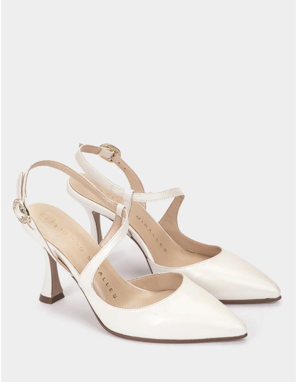 Wedding shoes with heels and pointed toes