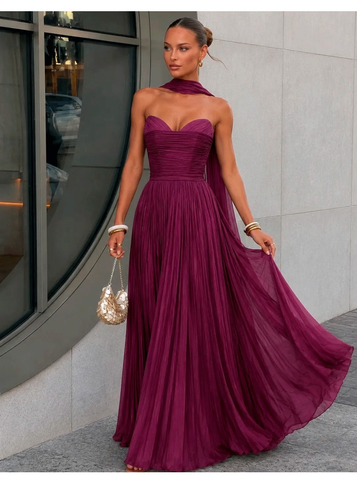 Vestido de fiesta largo en color buganvilla con cuerpo drapeado, escote corazón, falda plisada