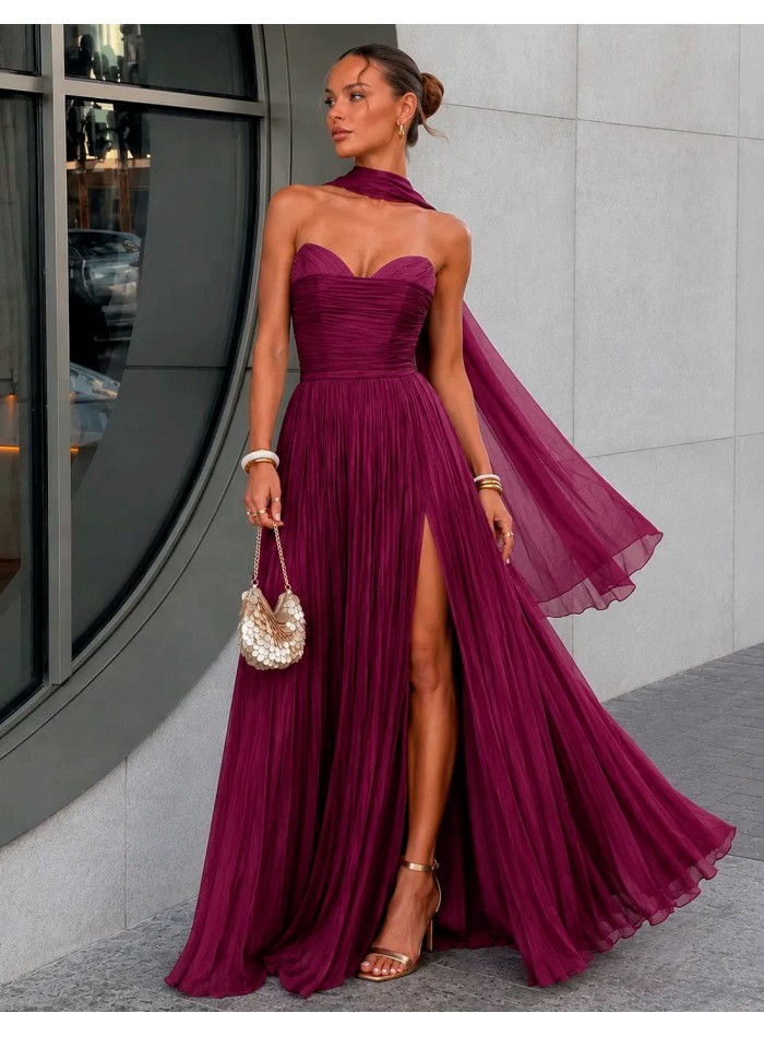 Un vestido de invitada sofisticado con plisados y chal a juego