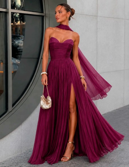 Une robe d’invitée sophistiquée à plis, avec un châle assorti