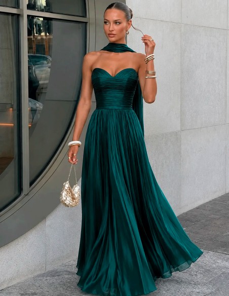 El vestido verde esmeralda que hará brillar a cualquier invitada