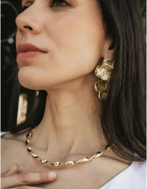 Gold rigid choker with a spiral design