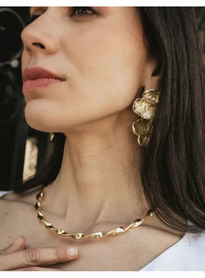 Choker rígido dorado para invitadas