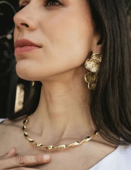 Collier ras-du-cou rigide doré avec motif en spirale