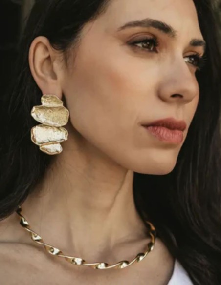 Collier ras-du-cou rigide doré avec motif en spirale