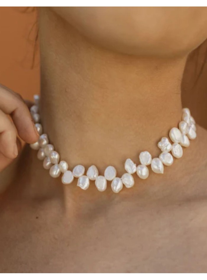 Gold choker made of irregular pearls