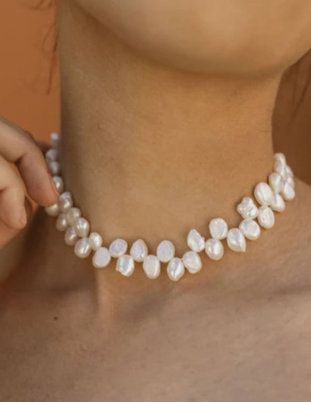 Collier ras-du-cou doré composé de perles de formes irrégulières