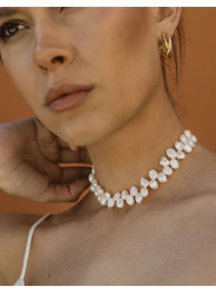 Gold choker made of irregular pearls