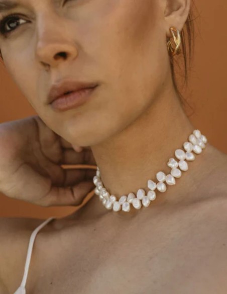 Collier ras-du-cou doré composé de perles de formes irrégulières