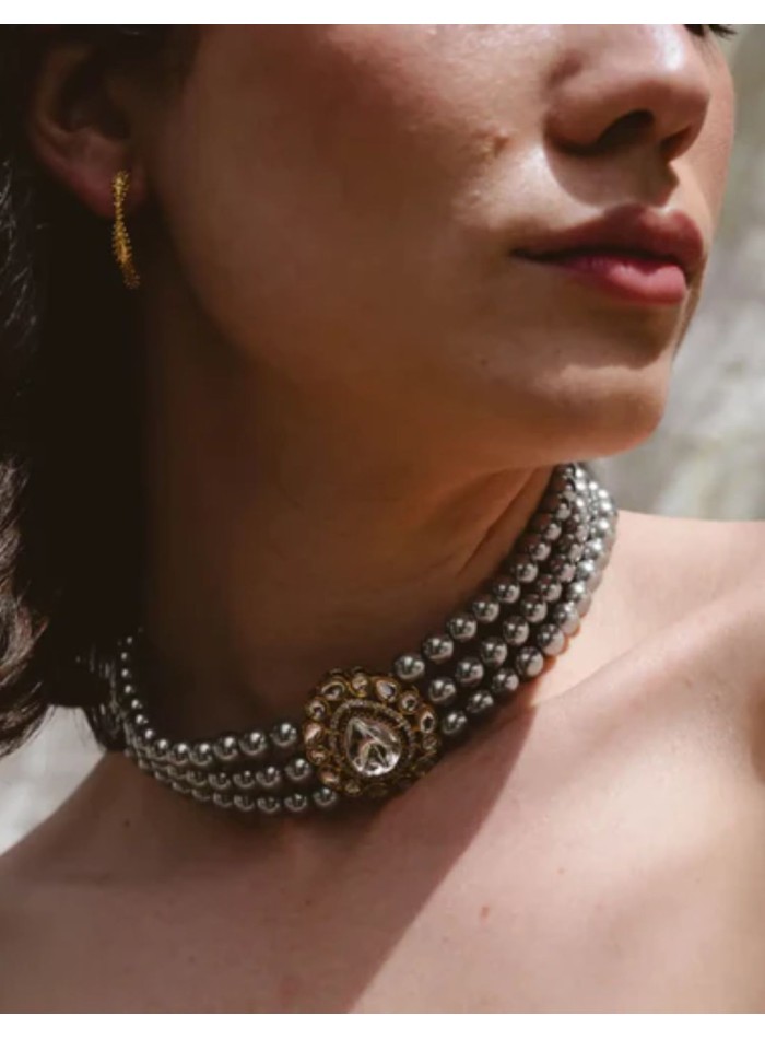 Collier ras-du-cou à trois rangées de perles...