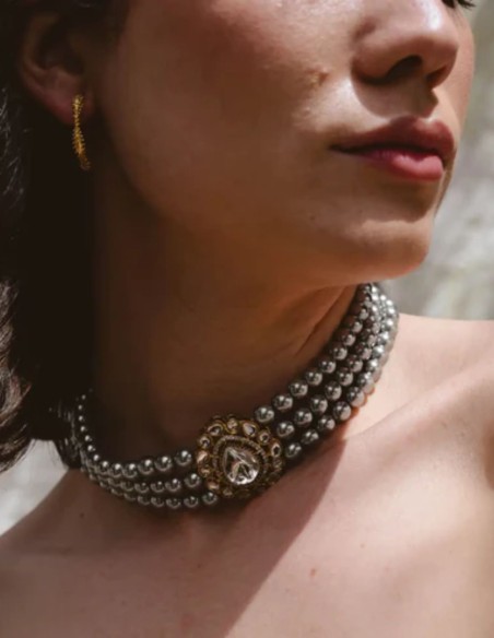 Choker con tres hileras de perlas gris metálico