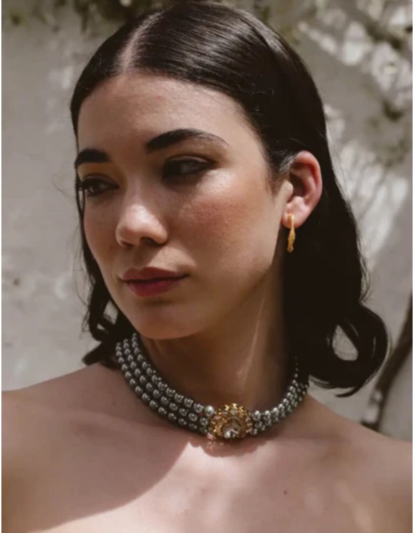Choker with three rows of metallic gray pearls