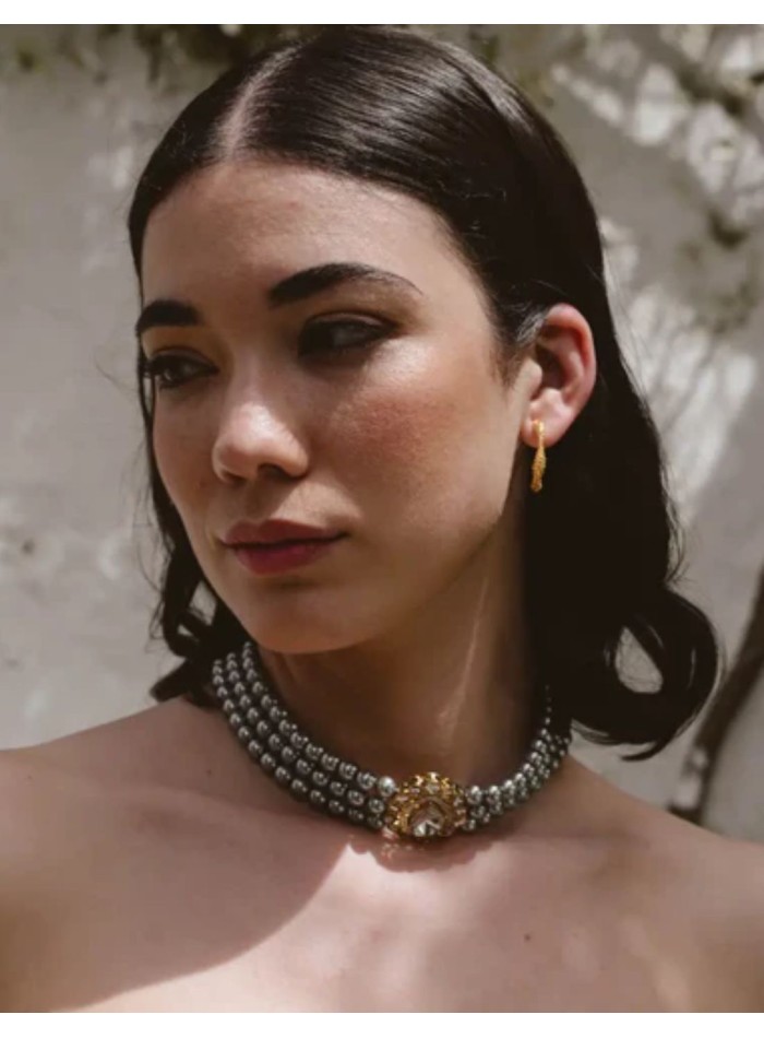 Choker gris con detalle dorado