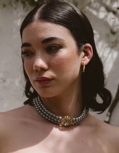 Collier ras-du-cou à trois rangées de perles gris métallisé