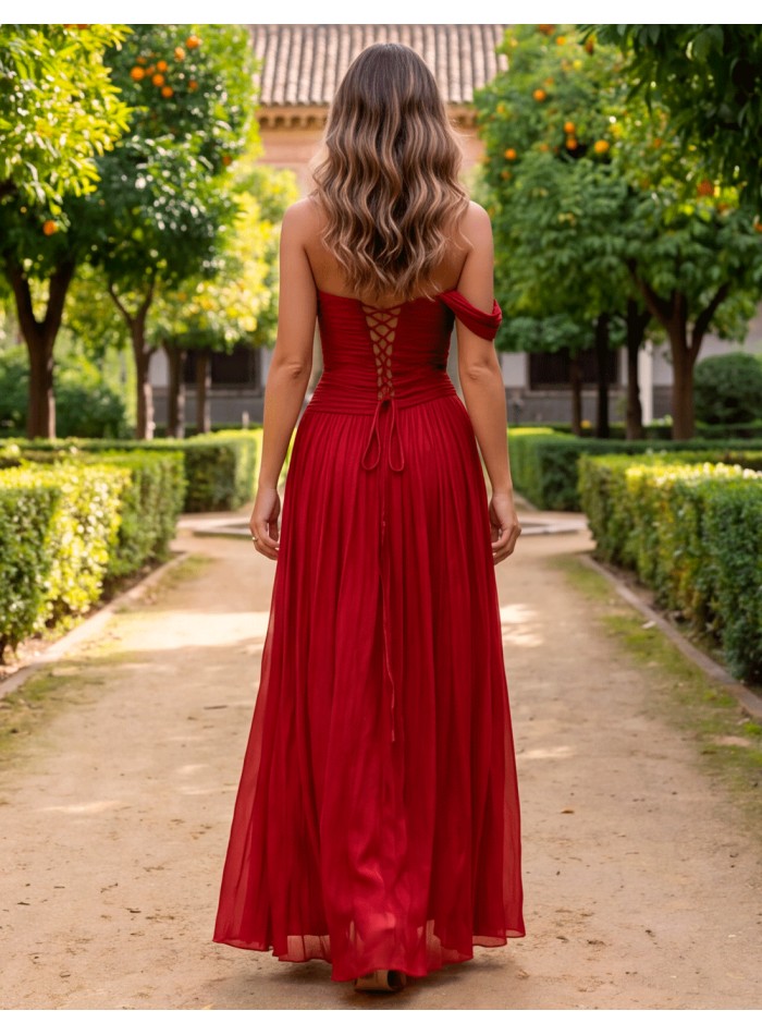Vestido de fiesta largo en color burdeos con escote bardot, cuerpo drapeado y falda plisada