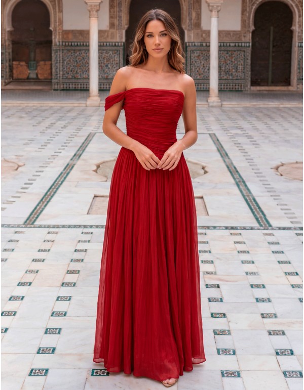Robe de soirée longue bordeaux plissée, avec décolleté bardot