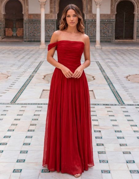 Robe de soirée longue bordeaux plissée, avec décolleté bardot