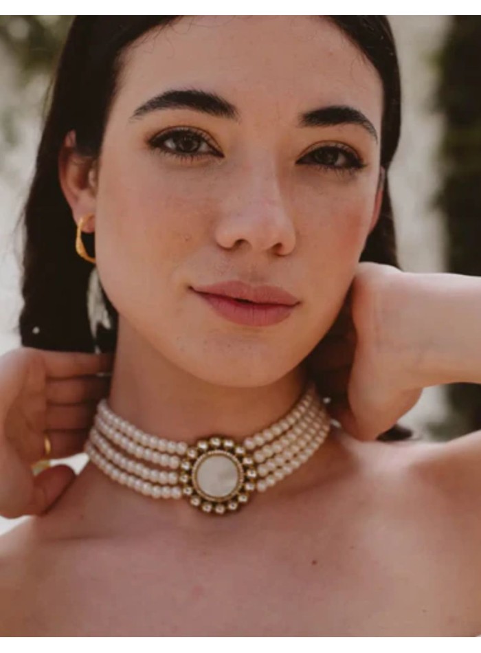 Collier ras-du-cou à quatre rangées de perles...