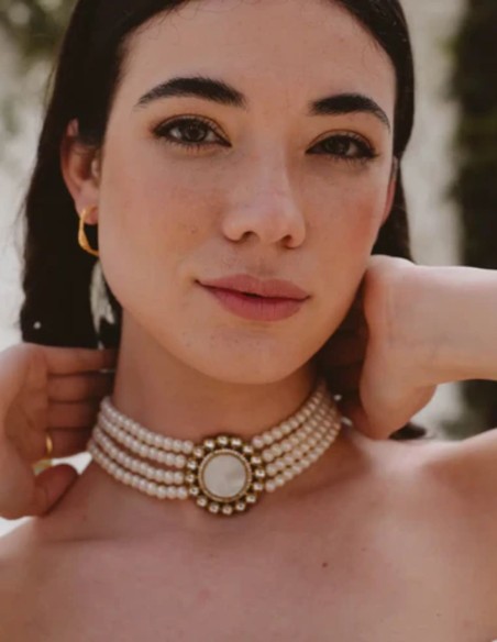 Collier ras-du-cou à quatre rangées de perles et pendentif central en argent