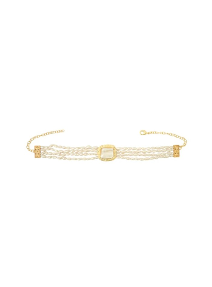 Choker con cuatro hileras de perlas y con detalle de piedra central