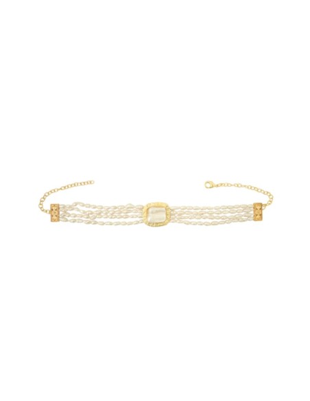 Collier ras-du-cou à quatre rangées de perles, orné d'une pierre centrale