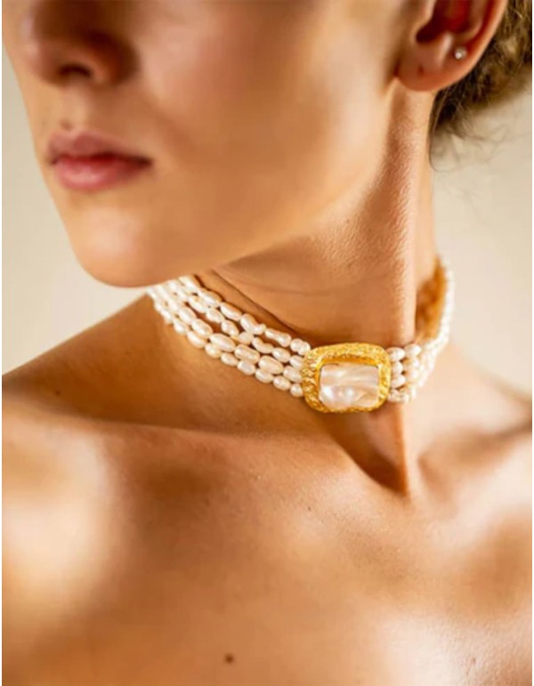 Choker with four rows of pearls and a central stone accent