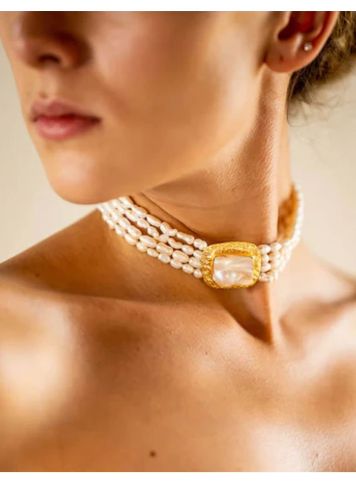 Collier ras-du-cou à quatre rangées de perles,...