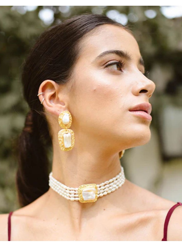 Collier ras-du-cou à quatre rangées de perles,...