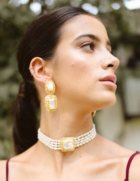 Collier ras-du-cou à quatre rangées de perles, orné d'une pierre centrale