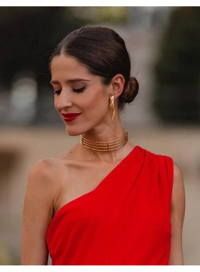 Rigid choker made up of gold lines