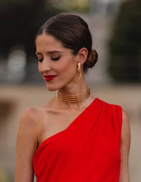 Rigid choker made up of gold lines