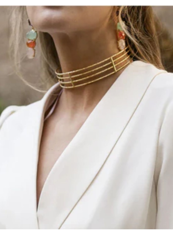 Rigid choker made up of gold lines